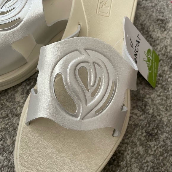 Women's Cream Slide Sandals - Picture 7 of 13